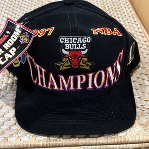 VINTAGE NBA Chicago Bulls Black Champions Cap 1997. NEW